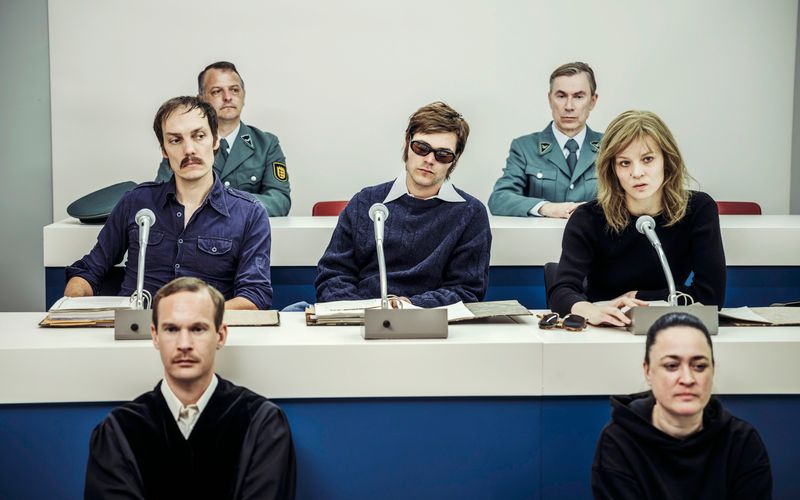 Den berühmten Terroristen der ersten RAF-Generation wurde 1975 in Stuttgart-Stammheim der Prozess gemacht (von links, Mitte): Jan-Carl Raspe (Rafael Stachowiak), Andreas Baader (Henning Flüsloh) und Gudrun Ensslin (Lilith Stangenberg).