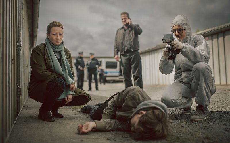 In ihrem letzten gemeinsamen Fall müssen Rechtsmedizinerin Dr. Theresa Wolff (Nina Gummich, links) und Hauptkommissar Bruno Lewandowski (Aurel Manthei) den Mord an einem jungen Mann aufklären, der vermutlich im Zusammenhang mit einer neuen synthetischen Droge starb.