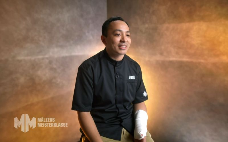 "Mälzers Meisterklasse"-Kandidat Sunil ist traurig, dass die Show für ihn schon so früh beendet ist.