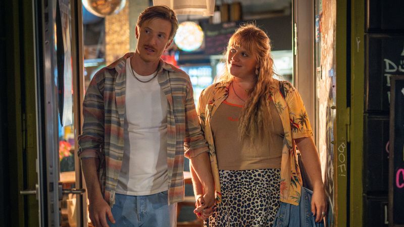 Der ZDF-Herzkino-Film "Liebesbrief an Jenny" erzählt die ungewöhnliche Liebesgeschichte von Jenny (Stefanie Reinsperger) und Timo (Golo Euler).