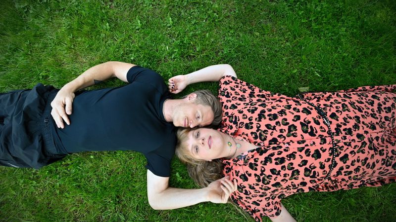 Ungewohnte Rolle für Stefanie Reinsperger (mit Golo Euler) "Liebesbrief an Jenny" erzählt eine Romanze: "Ich musste 36 Jahre alt werden, um ein Love Interest zu spielen. Das würde ich gerne noch ein paarmal machen", so Reinsperger im Interview.