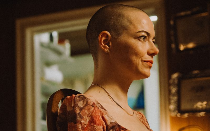 Der erste Job, den Emma Stone jemals hatte? Kein Witz, Hundekuchenbäckerin: "Ich glaube, drei Kunden haben meine Leckerlis als ungenießbar für ihre Hunde bezeichnet", verriet Stone der "Vanity Fair". Wie gut, dass sie inzwischen einen Job hat, der ihr wirklich liegt: Schauspielerin. Zum Kinostart ihres neuen Films "Bugonia" (Bild) lassen wir die Karriere der Oscar-Preisträgerin Revue passieren.