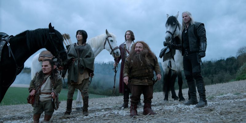 Geralt (Liam Hemsworth, rechts) ist mit einer illustren Truppe unterwegs, um Ciri zu finden.