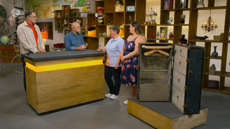 Die Schwestern Ines und Inga aus Köln und Münster erzählten die Geschichte hinter ihrem Überseekoffer: "Der ist von unserer Urgroßmutter. Die sind 1903 in die USA ausgewandert, da war sie drei. Und 1915, also mitten im Ersten Weltkrieg, sind die zurückgekommen, mit eben jenem Koffer."
