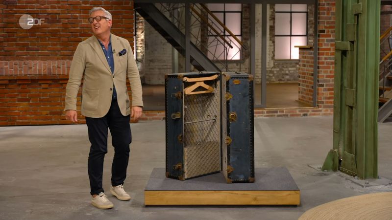 Erst wandte sich der "Bares für Rares"-Händler Markus Wildhagen angewidert vom Koffer ab. Doch dann wollte er ihn unbedingt haben - ebenso wie seine Kolleginnen und Kollegen ...
