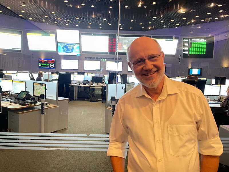 Zu Besuch bei der ESA: Harald Lesch lässt sich die Arbeit mit den Wetter-Satelliten genauer erklären.