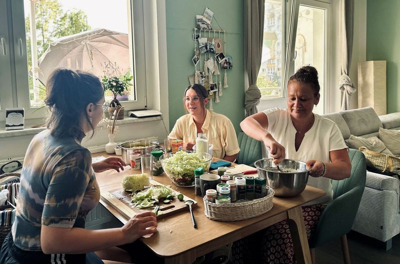 Nicole Adam (rechts, mit ihren Töchtern) versucht, ihre zwischenzeitlich verloren gegangenen Erinerungen wieder zu rekonstruieren.