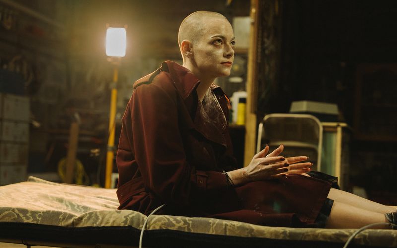 Emma Stone spielt in "Bugonia" eine Unternehmerin, die ihre  Entführer für ein Alien halten. 