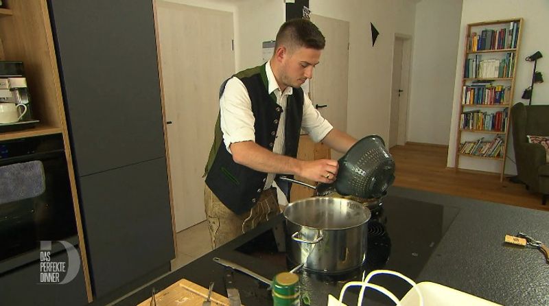 Auch wenn er als Koch profimäßig wirkt: Fabian (25) promoviert in bayerischer Geschichte.