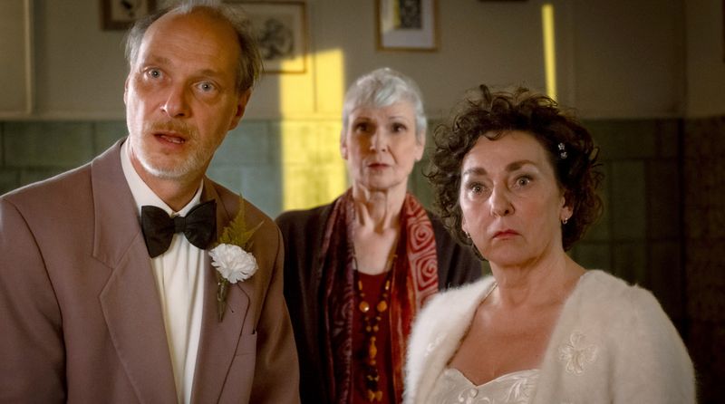 Die feierliche Zeremonie, bei der Ronnie (Martin Brambach) und Hilde (Steffi Kühnert, rechts) vor der Pastorin (Ulrike Hübschmann) ihr Ehegelübte erneuern wollten, wird von einem Überraschungsgast unterbrochen. 