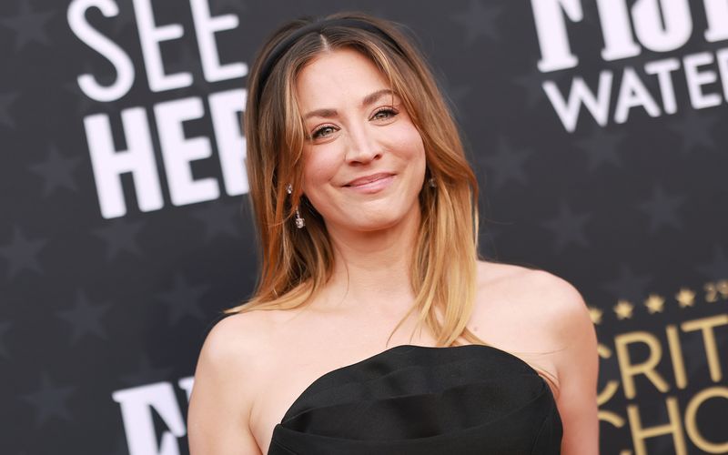 Als Penny in der Sitcom "Big Bang Theory" wurde Kaley Cuoco zum Star. Doch die Schauspielerin macht nicht nur in Film und Fernsehen eine gute Figur: Welche besondere Fähigkeit sie besitzt und welche Stars sonst noch verborgene (sportliche) Talente haben, zeigt die Galerie. 