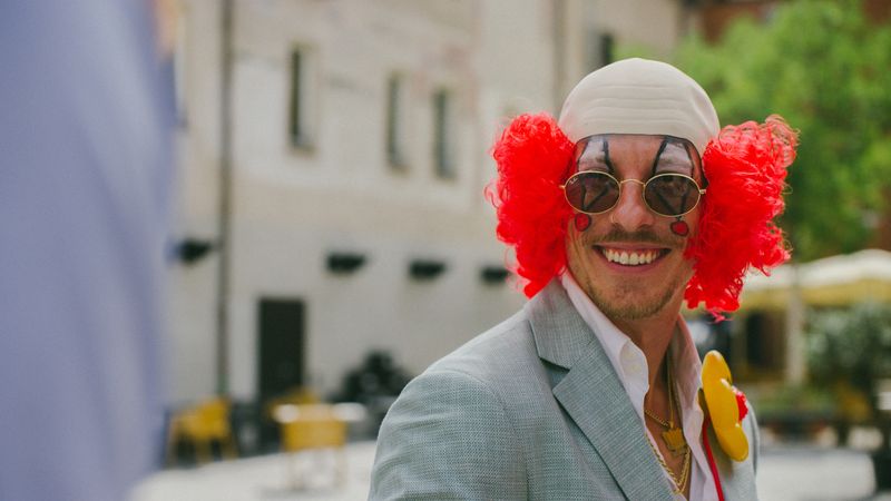 Felix Lobrecht beehrt das Geschehen mit zusätzlichem Irrsinn.