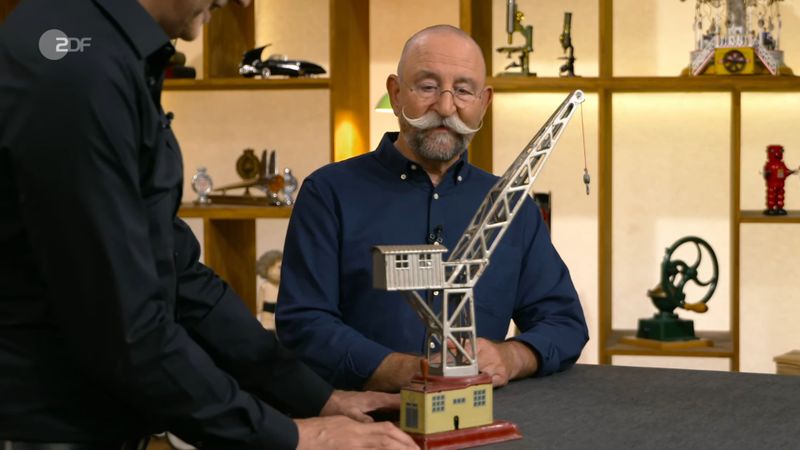"Zum Spielen für Kinder ist der nicht, dafür ist er zu alt und zu gut", fand Frank. Doch Kindskopf und Experte Detlev Kümmel spielte bereits mit dem Mini-Hafenkran. Horst Lichter wurde bereits akustisch angezogen, bevor er wusste, was auf dem Tisch stand ...
