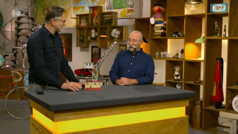 "Dieses Geräusch lockt mich aus der entferntesten Hütte", schwärmte Lichter. "Das ist wirklich sehr schön!", frohlockte er, als er das Spielzeug in seiner ganzen blechernen Pracht erkannte. "Drehen, wenden, anheben, ablassen", erklärte der Experte die Spielmöglichkeiten.