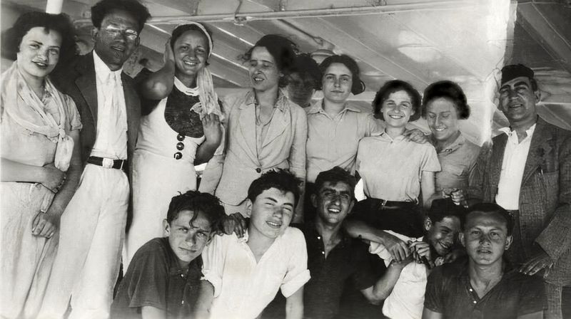 Hannah Arendt 1935, mit einer Gruppe der Jugend-Alijah, auf einem Schiff nach Palästina.