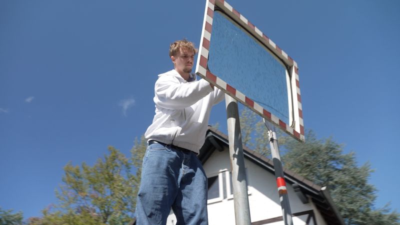 Für Tim ist das Ehrenamt kein Nebenbei, sondern gelebte Verantwortung. Der Jüngste im Gemeinderat, der Jüngste in der Verbandsgemeinde, der jüngste Bürgermeister Deutschlands - mittendrin in all den kleinen und großen Entscheidungen.