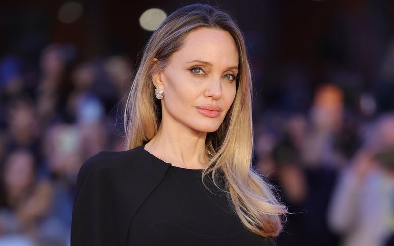 Angelina Jolie sammelt Messer und Dolche - und angeblich auch gebrauchte Pflaster ihrer Kinder.