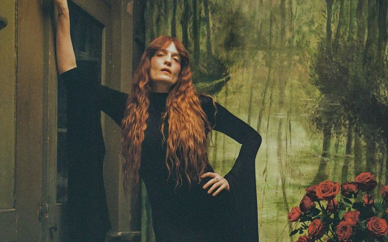 Florence Welch hat mit ihrem Musikprojekt Florence + the Machine ein neues Album aufgenommen - es heißt "Everybody Scream", lässt sich aber natürlich nicht auf das titelgebende Geschrei reduzieren.