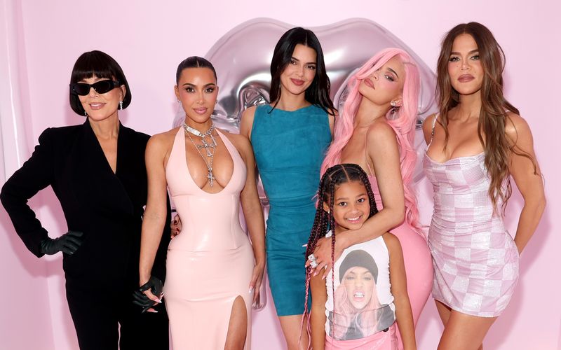 Der Kardashian-Jenner-Clan ist die berühmteste TV-Familie der Welt. Doch so glamourös und makellos wie heute, sahen Kim, Kylie & Co. nicht immer aus. Wir machen den Vergleich. 