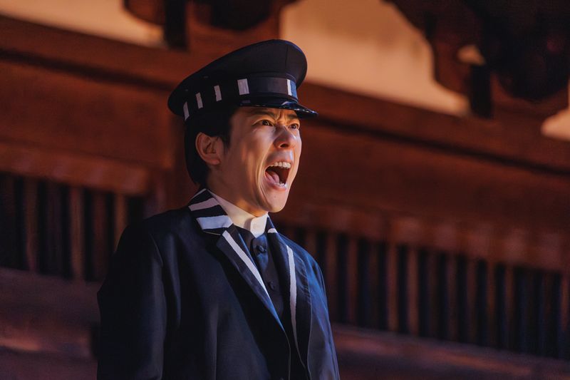 Enju (Kazunari Ninomiya) ist einer der Mitorganisatoren des Spiels auf Leben und Tod. 