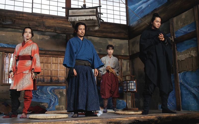 Futaba Katsuki (Yumia Fujisaki, links), Shujiro Saga (Junichi Okada, zweiter von links), Iroha Kinugasa(Kaya Kiyohara) und Kyojin Tsuge (Masahiro Higashide) kämpfen um ihr Leben. 