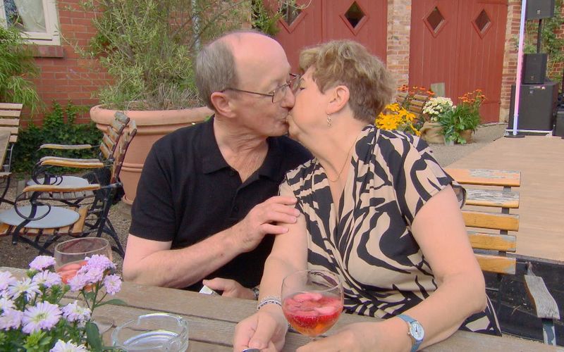 Bauer Walter (73) geht mit seiner Hofdame Katharina direkt auf Tuchfühlung.