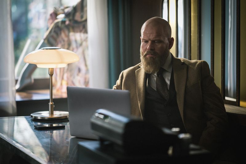 Damenmode-Verkäufer Tom (Anders Baasmo) betätigt sich in der preisgekrönten norwegischen Serie "Toxic Tom" nach Feierabend als Internet-Troll und wettert gegen Wokeness und Feminismus. Als er nach einer Hassattacke auf eine Fernseh-Comedienne enttarnt wird, wandelt sich Toms Leben zu einem "Walk of Shame". Findet er einen Ausweg?