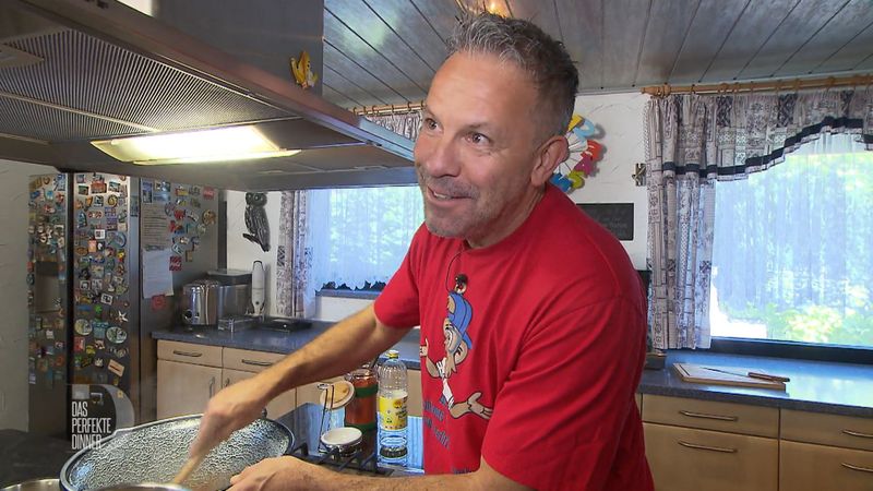 In den ungarischen Kesseltopf steckt István nicht nur Bohnen und Speck, sondern auch ganz viel Liebe.
