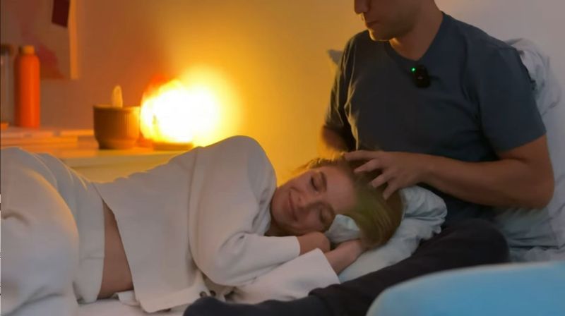 Bei der Kuschel-Therapie kann sich Lola Weippert fallen lassen - und dass, obwohl sie Nähe zu fremden Männern eigentlich "sehr, sehr meide".