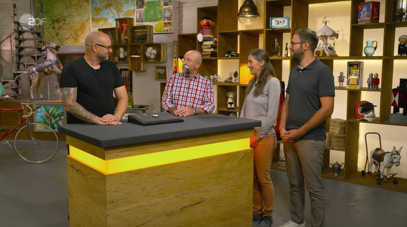 Die Geschwister Hanna und Daniel aus Sigmaringen brachten ein sogenanntes Expositions-Messgerät mit - so stand es zumindest auf dem Objekt. Laut Sven Deutschmanek handelte es sich dabei um ein Gerät zur Belichtung von Fotos. Doch ein Mangel trübte den ersten Eindruck: Das Glas war zerbrochen. "Ich wusste, irgendwas ist falsch", scherzte Lichter.