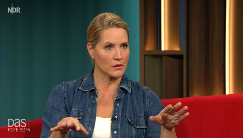 Judith Rakers hat in der NDR-Show von einem unangenehmen Erlebnis auf Rügen berichtet.