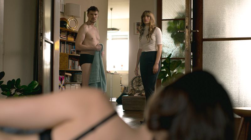 Schöner Schock: Hannah (Sophie Pfennigstorf) findet Luisa Weiss (Barbara Prakopenka, vorne) nackt im Bett ihres Verlobten Rick (Helgi Schmid). Der behauptet, dass alles ein "Irrtum" sei.