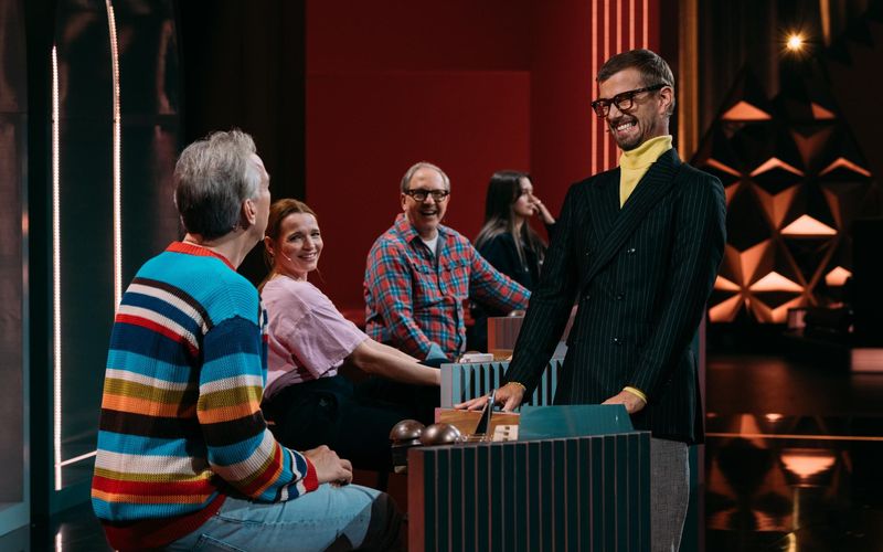 Olli Schulz (links) will sich die Show von Joko Winterscheidt (rechts) unter den Nagel reißen. Neben den Promis ist Wildcard-Kandidatin Elmas (Zweite von rechts) dabei.