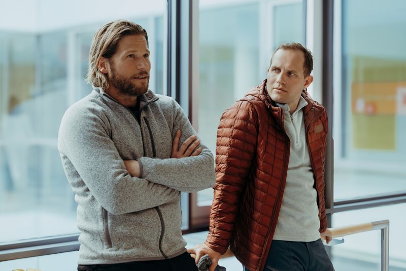 Gelingt den beiden Halbbrüdern Markus Kofler (Sebastian Kofler) und Jan Fugain (Arne Löber) im Staffelfinale von "Die Bergretter" rechtzeitig vor dem Weihnachtsfest die Versöhnung?