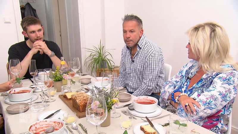 Die Tomaten-Erdbeer-Suppe ist für István (Mitte) und Betty ein völlig neues Erlebnis. Der eine will sie unbedingt nachkochen, die andere nicht.
