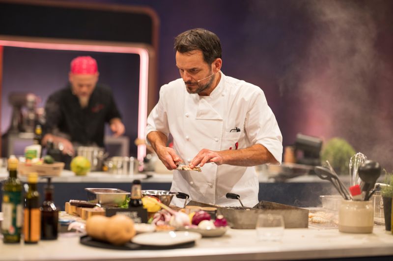Steffen Henssler unter Druck! Nach zwei Pleiten sollt es in der dritten Show endlich einen Sieg für "Hensslers Dreamteam" geben. Dann aber passierte dem Chef selbst ein Missgeschick.
