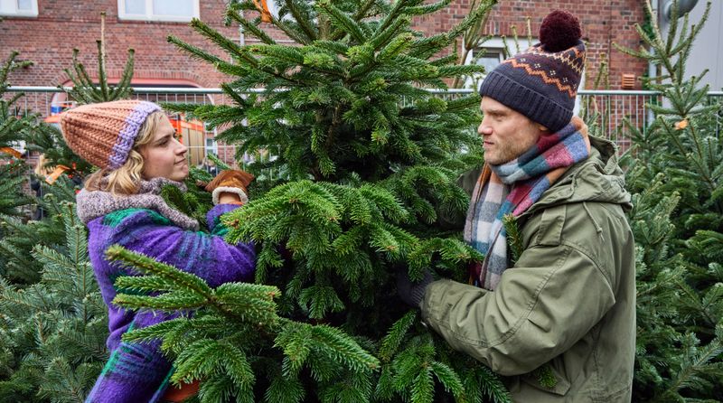 Nora (Morgane Ferru) und Bent (Anton Spieker) müssen in "Weihnachtsüberraschungen" über ihren Schatten springen, um das Fest der Liebe zu retten. 