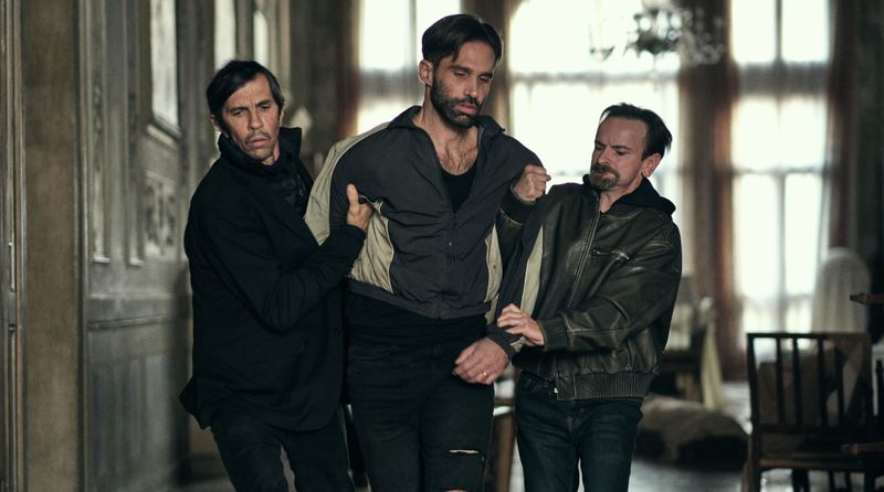 Gabriels Nachbar Nico (Andrea Volpetti, Mitte) hat sich mit der Mafia eingelassen und steckt nun in der Klemme. Er war in einen Drogendeal verwickelt, bei dem mehrere Tonnen Kokain unterschlagen wurden. 