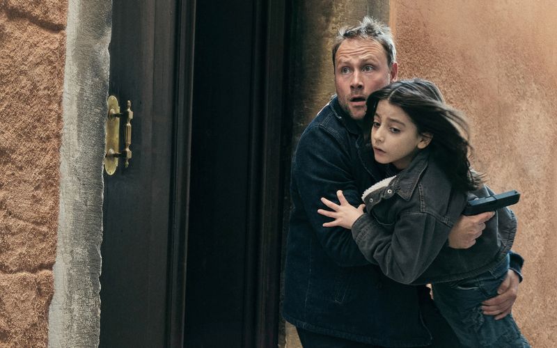 Wenn Kinder bedroht werden, kann Gabriel (Max Riemelt) nicht wegsehen. Als die Mafia nach einem schief gelaufenen Drogengeschäft den kleinen Luca (Ettore Rosetto) entführen will, sieht er rot.
