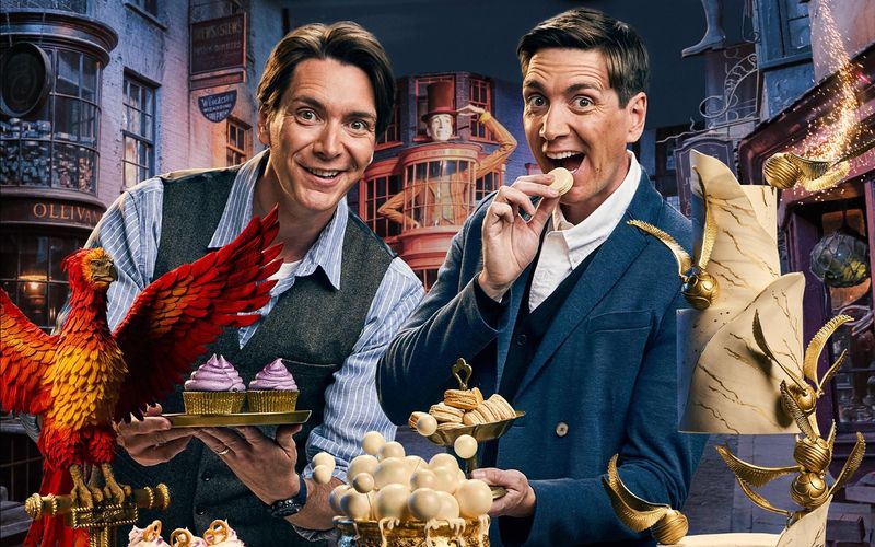 James (links) und Oliver Phelps wurden als die Zwillinge Fred und George Weasley aus den "Harry Potter"-Filmen bekannt. Nun sind die inzwischen 39-Jährigen Moderatoren einer magischen Backshow.