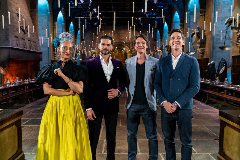 Carla Hall und Jozef Youssef (zweiter von links) bewerten, was die Teilnehmerinnen und Teilnehmer des von James (zweiter von rechts) und Oliver Phelps moderierten Wettbewerbs backen. 