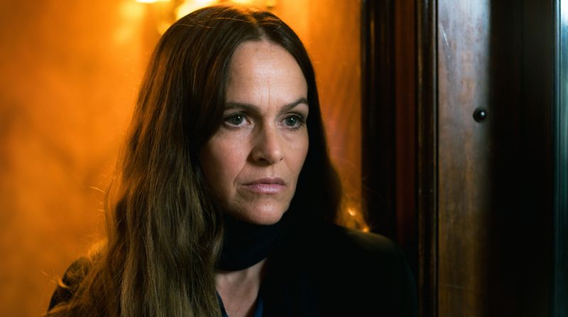 Rabbinerin Rivka Lehmann (Hannah Ley) macht sich navch dem Brandanschlag Sorgen um die Zukunft ihrer Gemeinde.