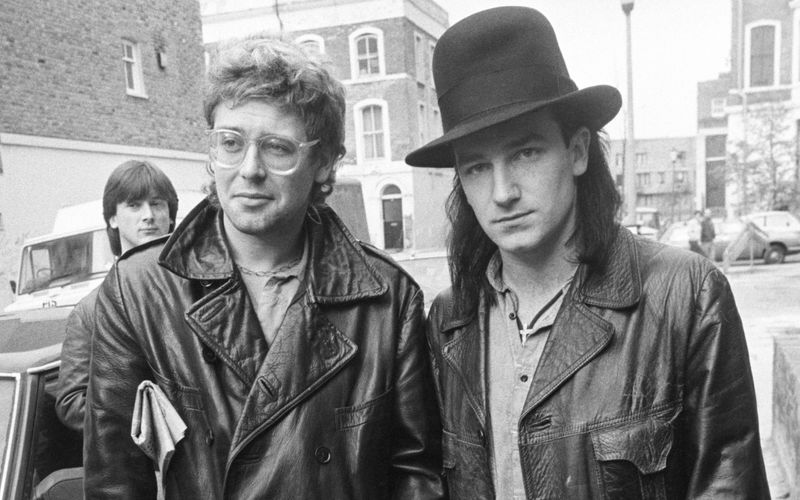 U2 waren nie scheu, Stellung zu beziehen, Frontmann Bono haftet bis heute der nicht immer schmeichelhafte Ruf an, sich als Weltenverbesserer zu verstehen. Mit "Sunday Bloody Sunday" (1983) schufen die Iren einen der großen Protestsongs der 80er. Der Titel verweist auf den Blutsonntag des 30. Januars 1972, als eine britische Spezialeinheit im nordirischen Derry 13 Demonstranten erschossen, die für die Bürgerrechte der katholischen Bevölkerung auf die Straße gegangen waren.