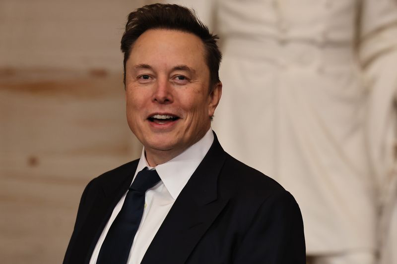 Er hat gut lachen: Dank eine Neubewertung seiner Firma SpaceX übersteig das geschätzte Vermögen von Elon Musk jetzt zum ersten Mal die Grenze von 600 Milliarden Dollar. Schon seit längerem steht Musk an der Spitze der reichsten Menschen der Welt, er hat mittlerweile etwa zahlreiche frühere Tech-Pioniere wie Mark Zuckerberg und Bill Gates überholt - wie unsere Galerie zeigt, die sich am "Bloomberg Billionaires Index" (Stand: 16. Dezember) orientiert.
