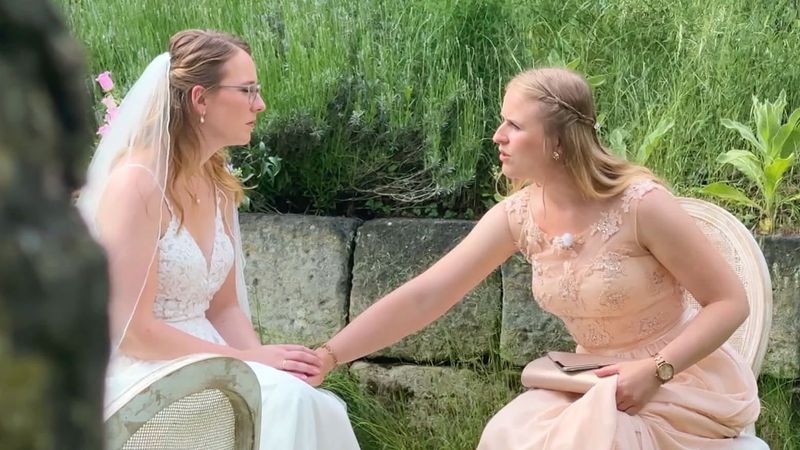 Braut Julia berät sich mit ihrer Schwester. Soll sie das Hochzeits-Experiment direkt nach dem Ja-Wort abbrechen?