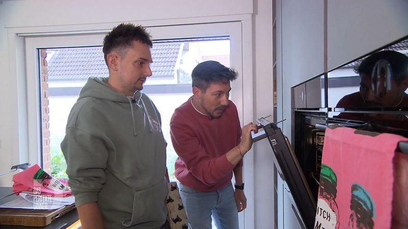 Heute soll sich das Malheur vom Probekochen nicht wiederholen. Deshalb passen Marc und Christoph auf, dass der Ofen nicht wieder brennt.