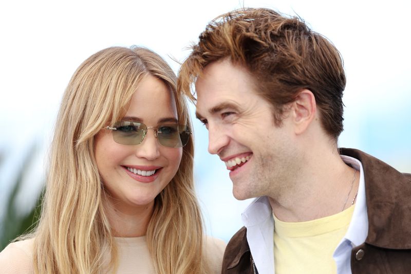 Jennifer Lawrence und Robert Pattinson verstehen sich bestens. Da macht es auch nichts, wenn die eine dem anderen mal eine Portion Müll serviert.