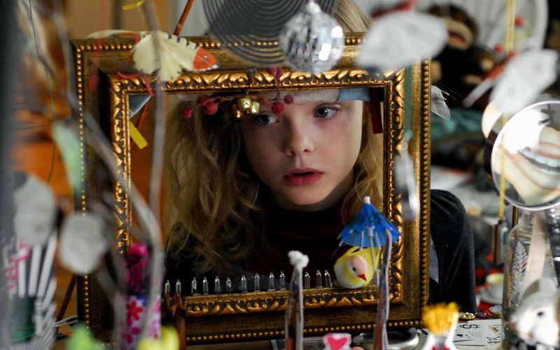 Angesichts der späteren Erfolge von Elle Fanning vergisst man fast, dass sie schon als Kind vor der Kamera stand. Das Bild zeigt die damals Neunjährige im Spielfilm "Phoebe im Wunderland". Sie ist bei weitem nicht der einzige Ex-Kinderstar, der noch immer in der ersten Reihe Hollywoods steht. Zum Kinostart von "Predator: Badlands" mit Fanning in der Hauptrolle zeigt die Galerie Promis, die als Kinder groß rauskamen und als Erwachsene erfolgriech blieben.