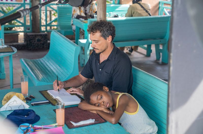 Thibaut (Jean Le Peltier, hinten) reist mit Gabriel (Tyron Bayineni) zurück in den Senegal, zurück in ihre Vergangenheit. Es wird eine augenöffnende, auch schmerzhafte Reise für Vater und Sohn.