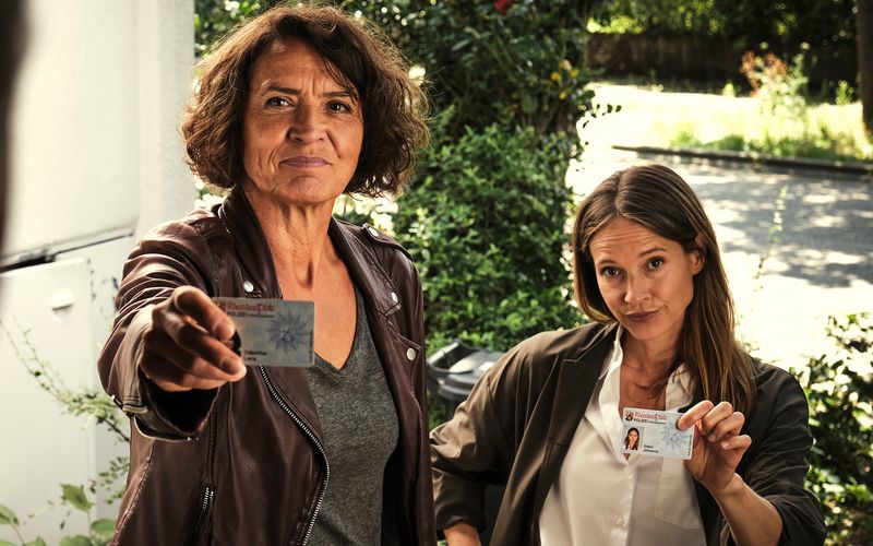 Lena Odenthal (Ulrike Folkerts, links) und Johanna Stern (Lisa Bitter) befragen im "Tatort: Mike & Nisha" die Nachbarschaft eines verschwundenen Ehepaares.
